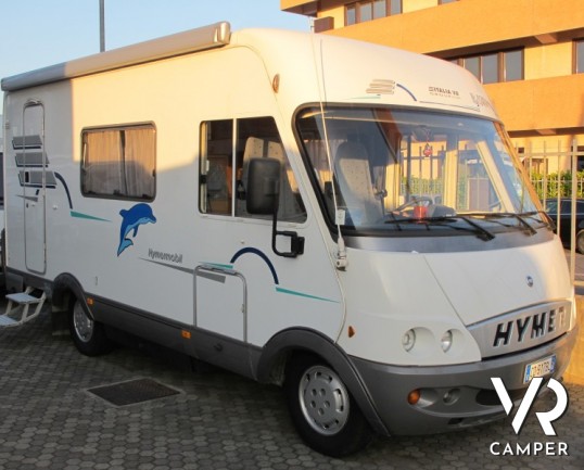 Hymer B 544: camper Hymer motorhome usato a Torino con portamoto e videocamera di retromarcia, ampio divano con dinette