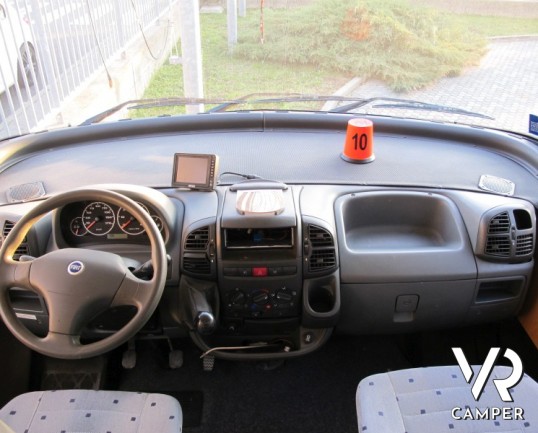 Hymer B 544: camper Hymer motorhome usato a Torino con portamoto e videocamera di retromarcia, ampio divano con dinette