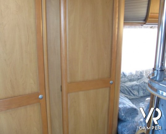 Hymer B 544: camper Hymer motorhome usato a Torino con portamoto e videocamera di retromarcia, ampio divano con dinette