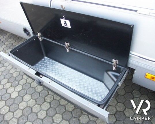 HYMER B 544 CLASSIC: motorhome usato Hymer con divano fronte dinette, cucina ad angolo e bagno con doccia separata.