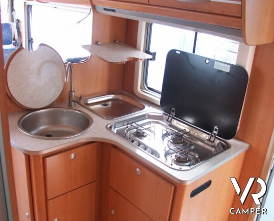 HYMER B 544 CLASSIC: motorhome usato Hymer con divano fronte dinette, cucina ad angolo e bagno con doccia separata.