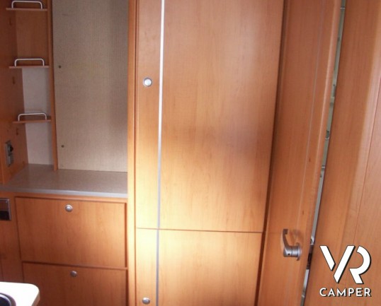 HYMER B 544 CLASSIC: motorhome usato Hymer con divano fronte dinette, cucina ad angolo e bagno con doccia separata.