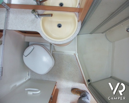 HYMER B 544 CLASSIC: motorhome usato Hymer con divano fronte dinette, cucina ad angolo e bagno con doccia separata.