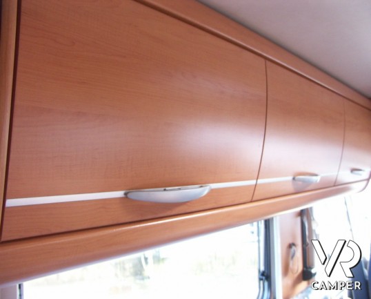 HYMER B 544 CLASSIC: motorhome usato Hymer con divano fronte dinette, cucina ad angolo e bagno con doccia separata.