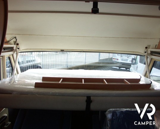 HYMER B 544 CLASSIC: motorhome usato Hymer con divano fronte dinette, cucina ad angolo e bagno con doccia separata.