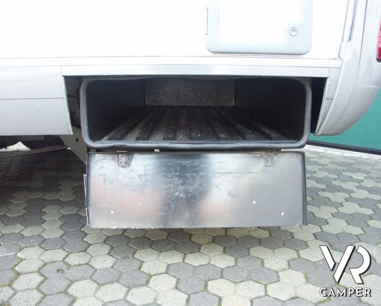 HYMER B 544 CLASSIC: motorhome usato Hymer con divano fronte dinette, cucina ad angolo e bagno con doccia separata.