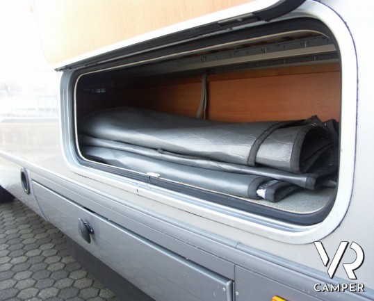 HYMER B 544 CLASSIC: motorhome usato Hymer con divano fronte dinette, cucina ad angolo e bagno con doccia separata.