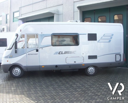 HYMER B 544 CLASSIC: motorhome usato Hymer con divano fronte dinette, cucina ad angolo e bagno con doccia separata.