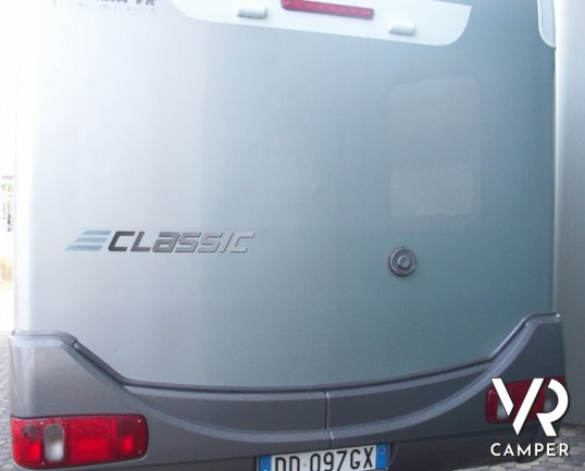 HYMER B 544 CLASSIC: motorhome usato Hymer con divano fronte dinette, cucina ad angolo e bagno con doccia separata.