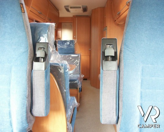 HYMER B 544 CLASSIC: motorhome usato Hymer con divano fronte dinette, cucina ad angolo e bagno con doccia separata.