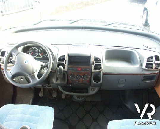 HYMER B 544 CLASSIC: motorhome usato Hymer con divano fronte dinette, cucina ad angolo e bagno con doccia separata.