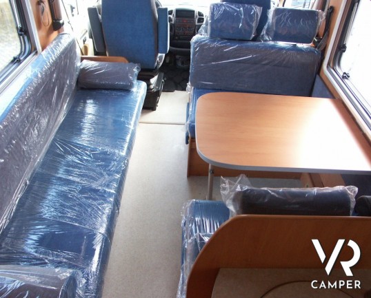 HYMER B 544 CLASSIC: motorhome usato Hymer con divano fronte dinette, cucina ad angolo e bagno con doccia separata.