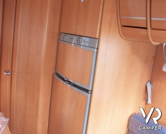 HYMER B 544 CLASSIC: motorhome usato Hymer con divano fronte dinette, cucina ad angolo e bagno con doccia separata.