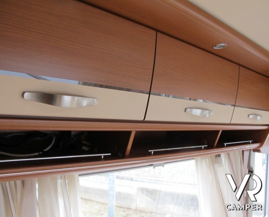 Hymer B 544: camper compatto con divano fronte dinette, pochissimi chilometri, omologato 4 posti e ben accessoriato