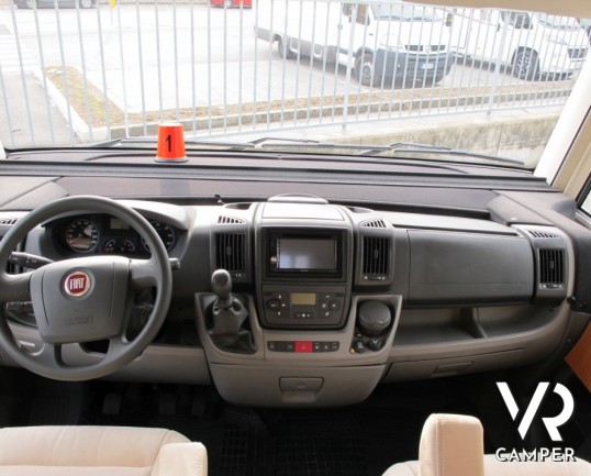 Hymer B 544: camper compatto con divano fronte dinette, pochissimi chilometri, omologato 4 posti e ben accessoriatoHymer B 544: camper compatto con di
