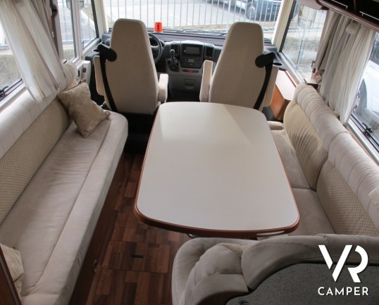 Hymer B 544: camper compatto con divano fronte dinette, pochissimi chilometri, omologato 4 posti e ben accessoriato