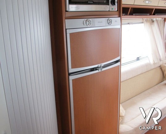 Hymer B 544: camper compatto con divano fronte dinette, pochissimi chilometri, omologato 4 posti e ben accessoriato
