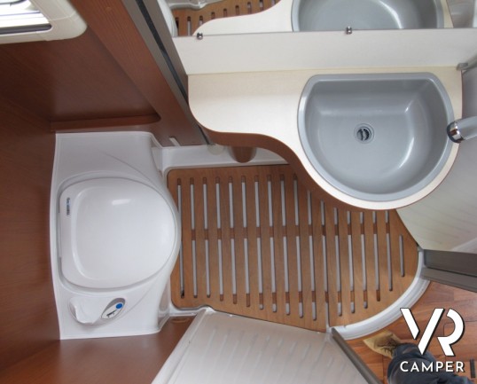 Hymer B 544: camper compatto con divano fronte dinette, pochissimi chilometri, omologato 4 posti e ben accessoriato