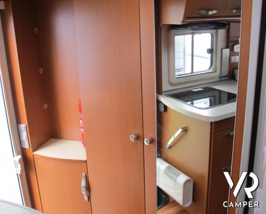 Hymer B 544: camper compatto con divano fronte dinette, pochissimi chilometri, omologato 4 posti e ben accessoriato