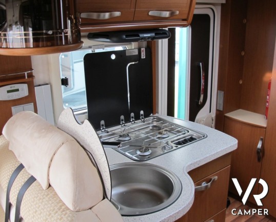 Hymer B 544: camper compatto con divano fronte dinette, pochissimi chilometri, omologato 4 posti e ben accessoriato