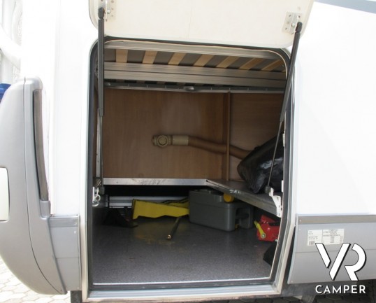 Hymer B 574: motorhome Hymer usato con letto alla francese posteriore, compatto nelle dimensioni e ottimo per la coppia e per 4 persone.