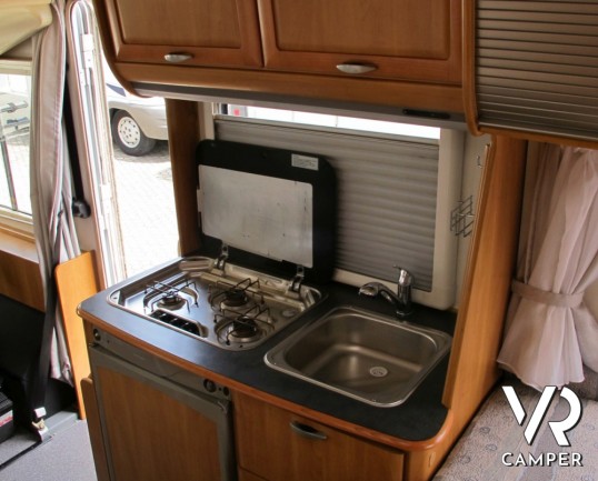 Hymer B 574: motorhome Hymer usato con letto alla francese posteriore, compatto nelle dimensioni e ottimo per la coppia e per 4 persone.