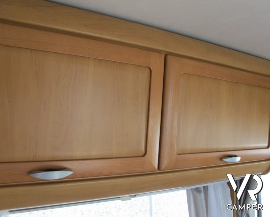 Hymer B 574: motorhome Hymer usato con letto alla francese posteriore, compatto nelle dimensioni e ottimo per la coppia e per 4 persone.