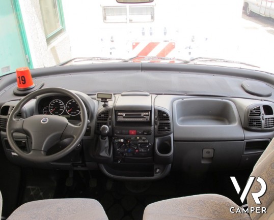 Hymer B 574: motorhome Hymer usato con letto alla francese posteriore, compatto nelle dimensioni e ottimo per la coppia e per 4 persone.