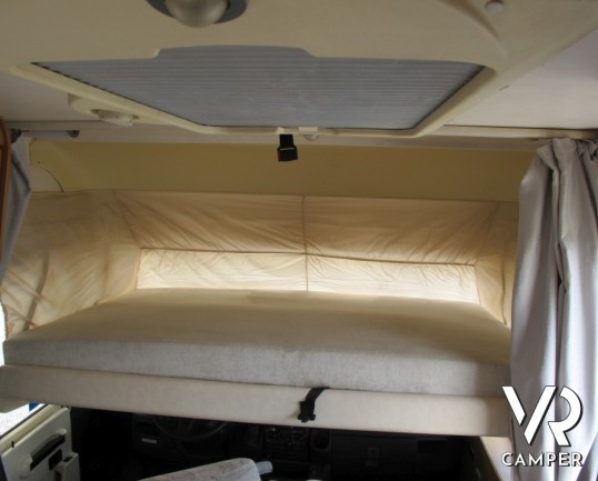 Hymer B 574: motorhome Hymer usato con letto alla francese posteriore, compatto nelle dimensioni e ottimo per la coppia e per 4 persone.