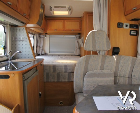 Hymer B 574: motorhome Hymer usato con letto alla francese posteriore, compatto nelle dimensioni e ottimo per la coppia e per 4 persone.