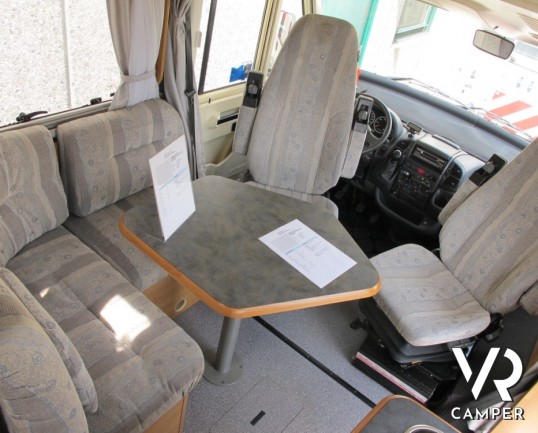 Hymer B 574: motorhome Hymer usato con letto alla francese posteriore, compatto nelle dimensioni e ottimo per la coppia e per 4 persone.