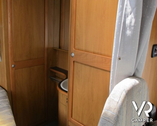 Hymer B 574: motorhome Hymer usato con letto alla francese posteriore, compatto nelle dimensioni e ottimo per la coppia e per 4 persone.