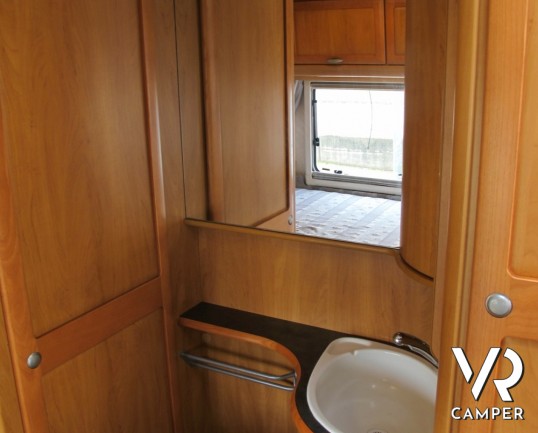 Hymer B 574: motorhome Hymer usato con letto alla francese posteriore, compatto nelle dimensioni e ottimo per la coppia e per 4 persone.