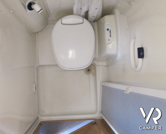 Hymer B 574: motorhome Hymer usato con letto alla francese posteriore, compatto nelle dimensioni e ottimo per la coppia e per 4 persone.