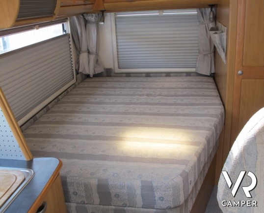 Hymer B 574: motorhome Hymer usato con letto alla francese posteriore, compatto nelle dimensioni e ottimo per la coppia e per 4 persone.