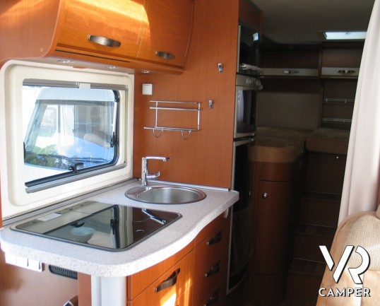 Hymer B 578: motorhome in offerta chilometri zero con letti gemelli posteriori e garage