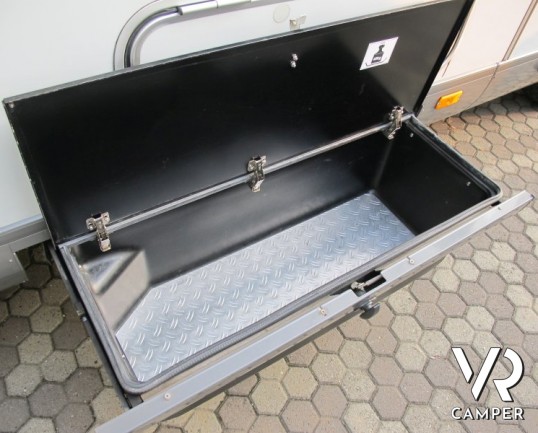 Hymer B 584 Classic: camper usato Hymer con divanetto e tavolo bar, pochi chilometri e lunghezza contenuta.