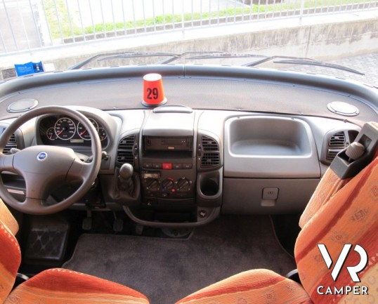 Hymer B 584 Classic: camper usato Hymer con divanetto e tavolo bar, pochi chilometri e lunghezza contenuta.