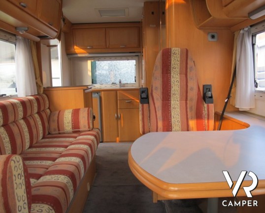 Hymer B 584 Classic: camper usato Hymer con divanetto e tavolo bar, pochi chilometri e lunghezza contenuta.