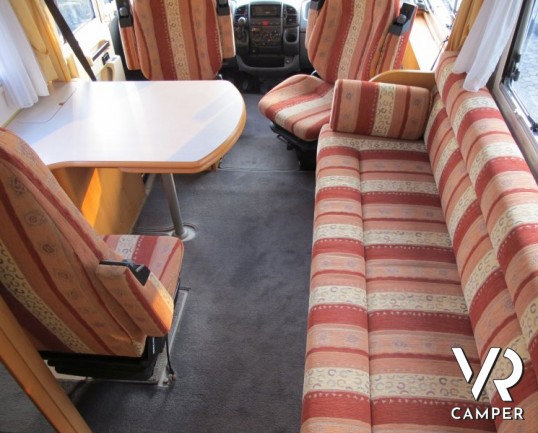 Hymer B 584 Classic: camper usato Hymer con divanetto e tavolo bar, pochi chilometri e lunghezza contenuta.