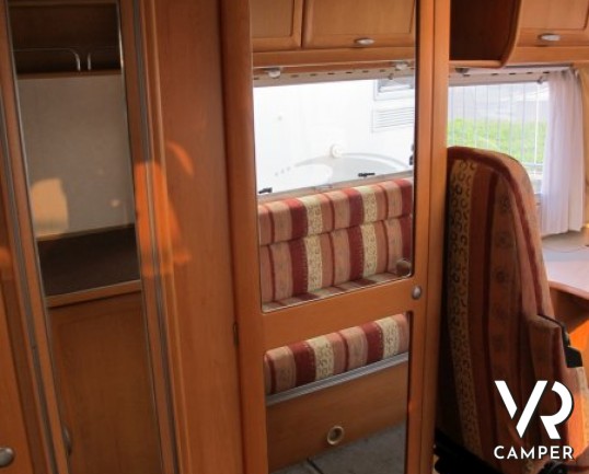 Hymer B 584 Classic: camper usato Hymer con divanetto e tavolo bar, pochi chilometri e lunghezza contenuta.