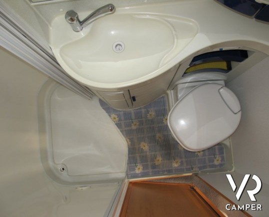 Hymer B 584 Classic: camper usato Hymer con divanetto e tavolo bar, pochi chilometri e lunghezza contenuta.