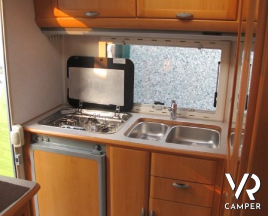 Hymer B 584 Classic: camper usato Hymer con divanetto e tavolo bar, pochi chilometri e lunghezza contenuta.