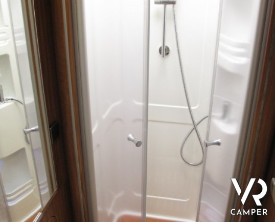 Hymer B 584 DL: evoluzione del B544, con garage, doccia separata, frigorifero grande e garage, tutto sul nuovo modello Hymer Dynamic Line