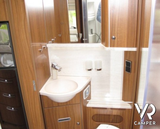 Hymer B 584 DL: evoluzione del B544, con garage, doccia separata, frigorifero grande e garage, tutto sul nuovo modello Hymer Dynamic Line