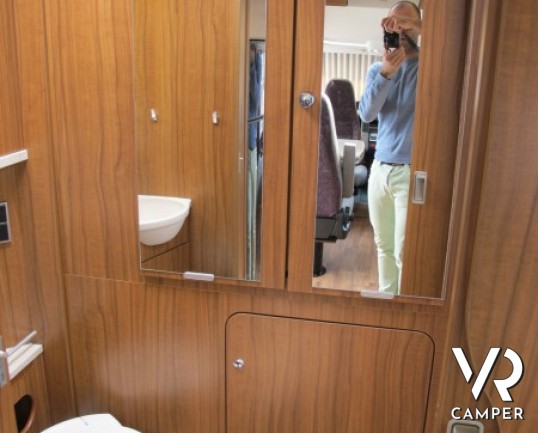 Hymer B 584 DL: evoluzione del B544, con garage, doccia separata, frigorifero grande e garage, tutto sul nuovo modello Hymer Dynamic Line