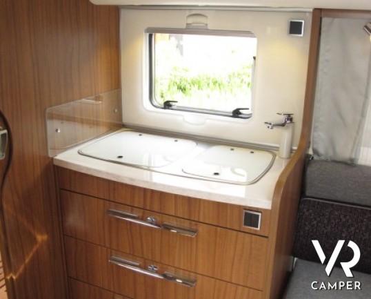 Hymer B 584 DL: evoluzione del B544, con garage, doccia separata, frigorifero grande e garage, tutto sul nuovo modello Hymer Dynamic Line