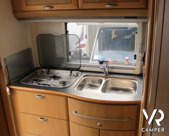 Hymer B 584: camper motorhome usato 3 posti letto, con portamoto originale Hymer, condizionatore cabina e sospensioni ad aria per una migliore stabili