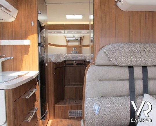 Hymer B 588 DL:camper nuovo motorhome con letti gemelli posteriori e garage alto 122 centimetri