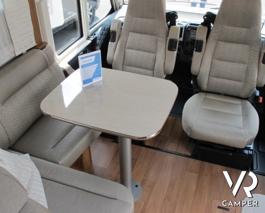 Hymer B 588 DL:camper nuovo motorhome con letti gemelli posteriori e garage alto 122 centimetri